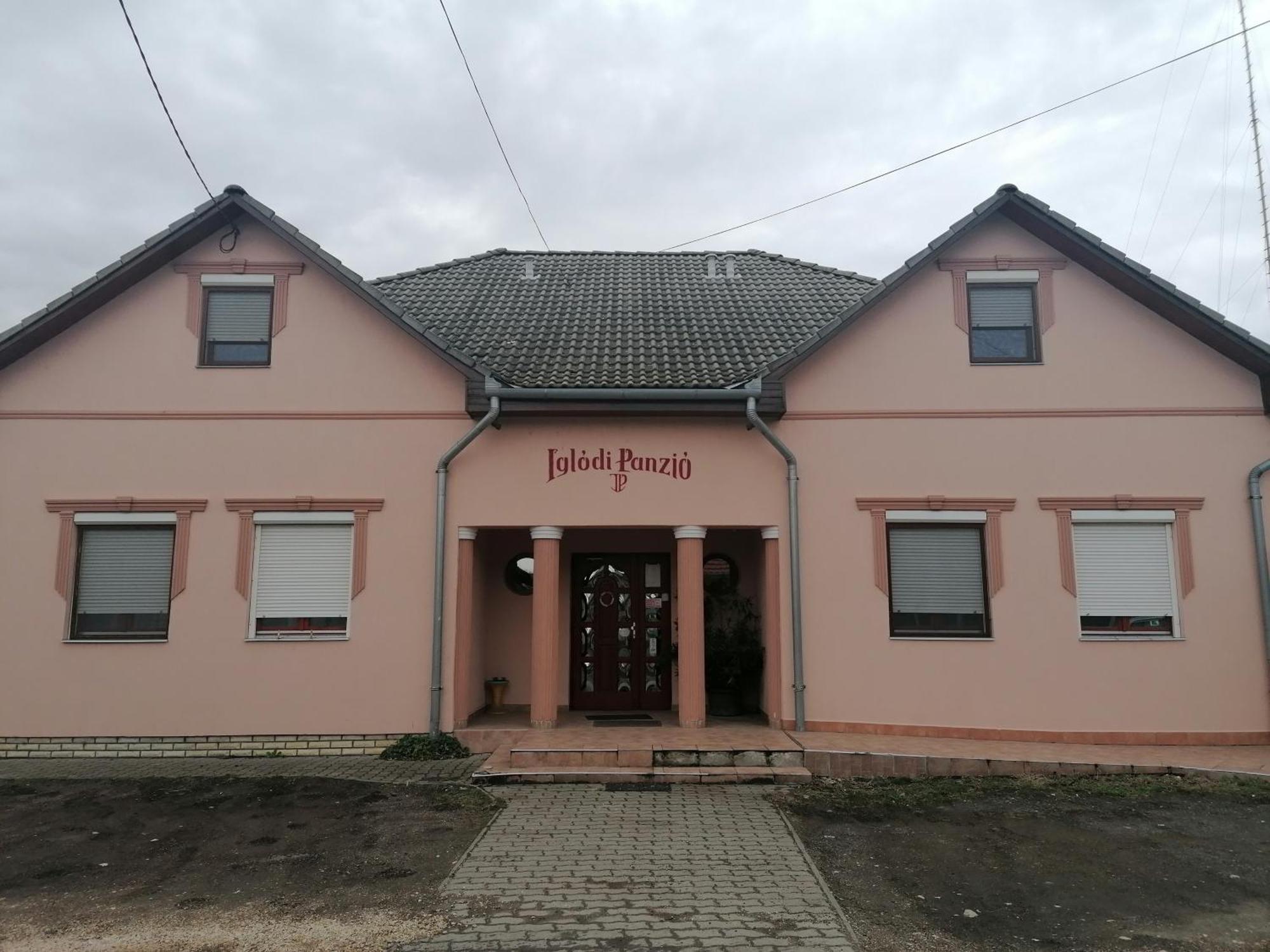 Hotel Iglódi Panzió Kunszentmárton Exterior foto